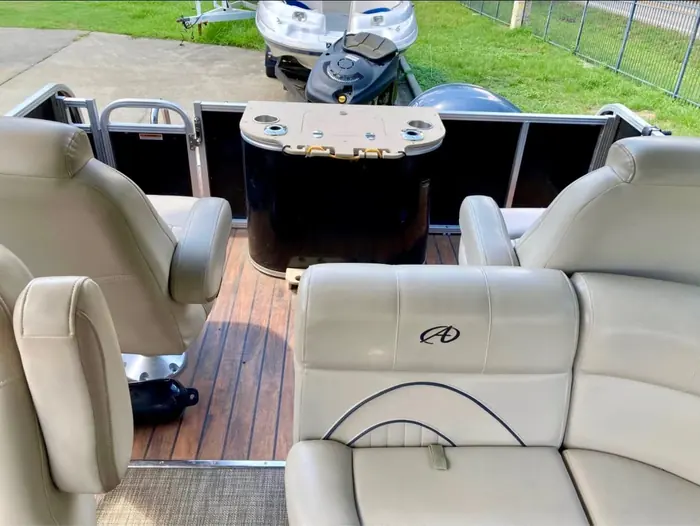 Pontoon lounge seating and table